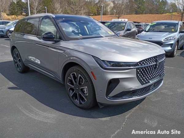 2024 Lincoln Navigator — image 2