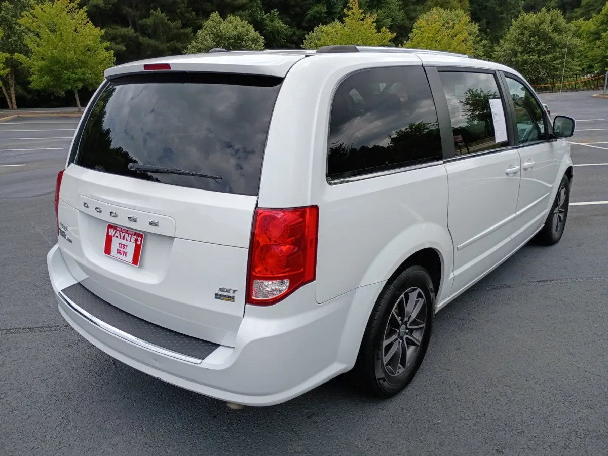 2017 Dodge Grand Caravan — image 3