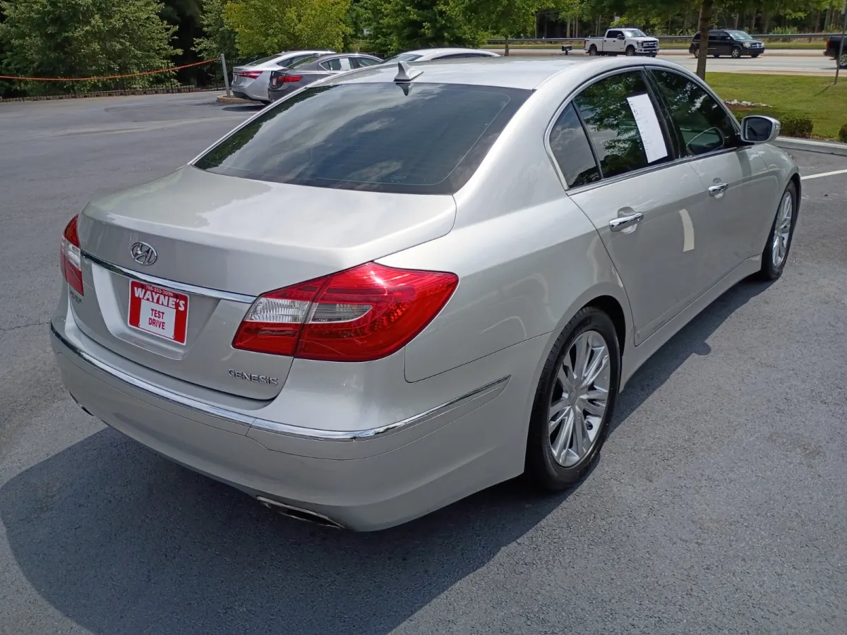 2013 Hyundai Genesis — image 3