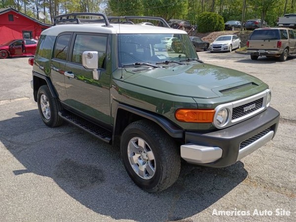 2010 Toyota FJ Cruiser — image 2