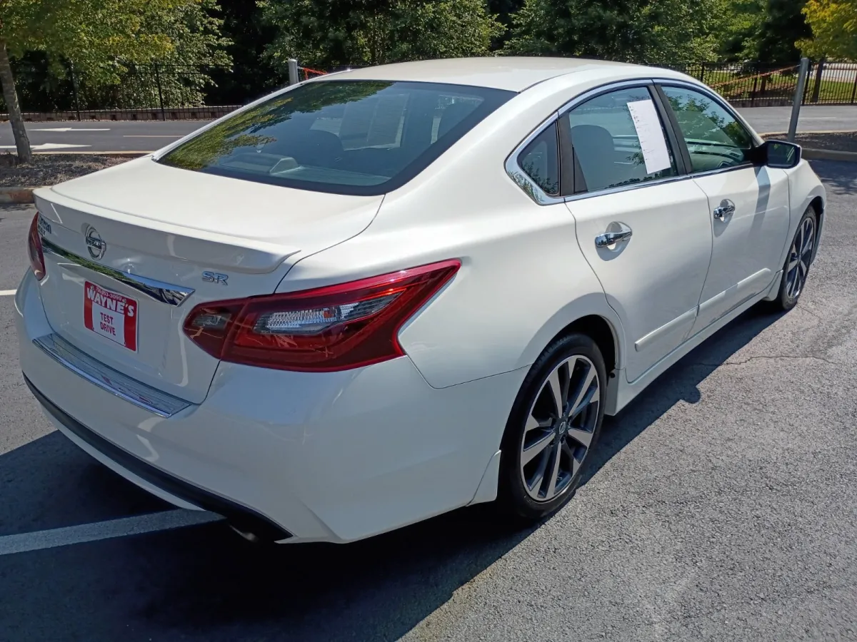 2017 Nissan Altima — image 3