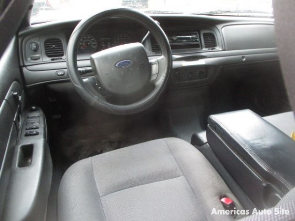 2011 Ford Crown Victoria — image 4