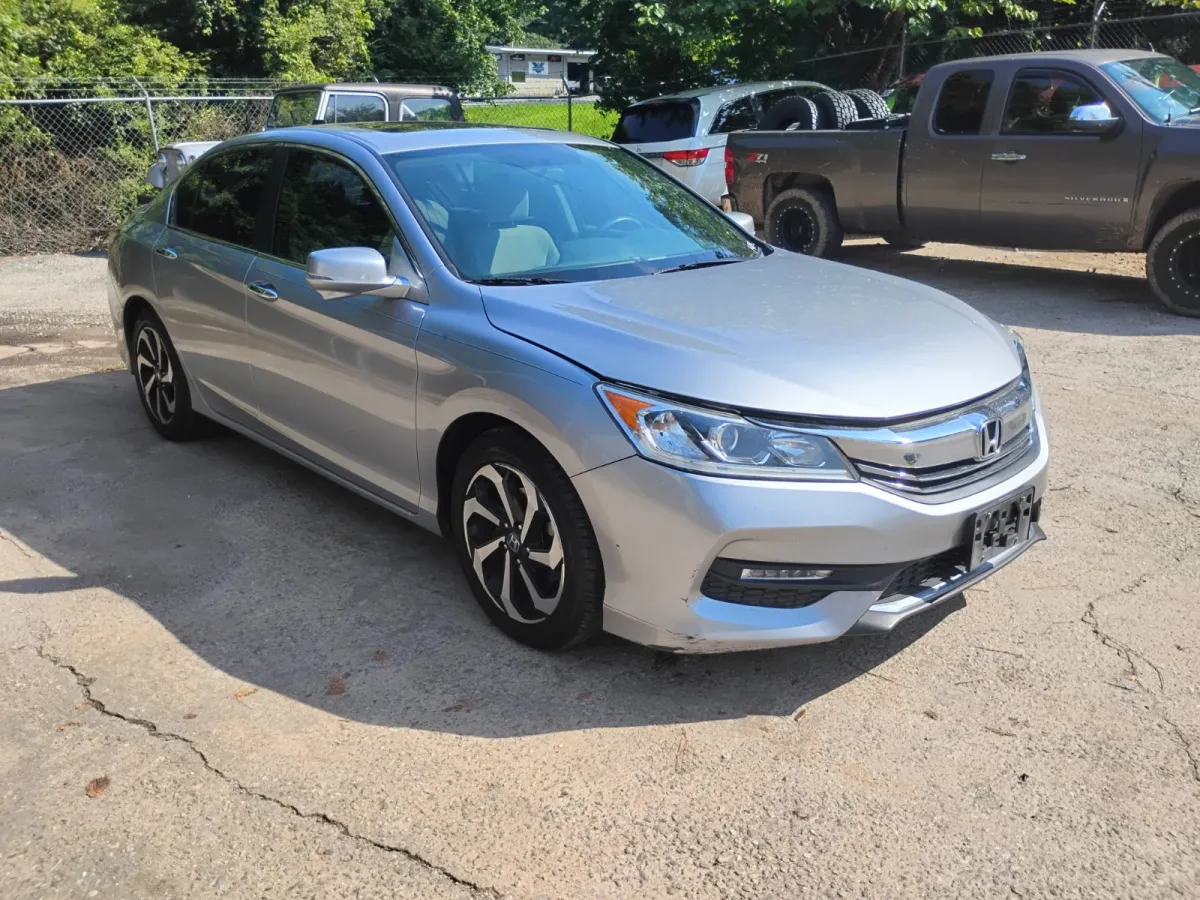 2017 Honda Accord — image 2