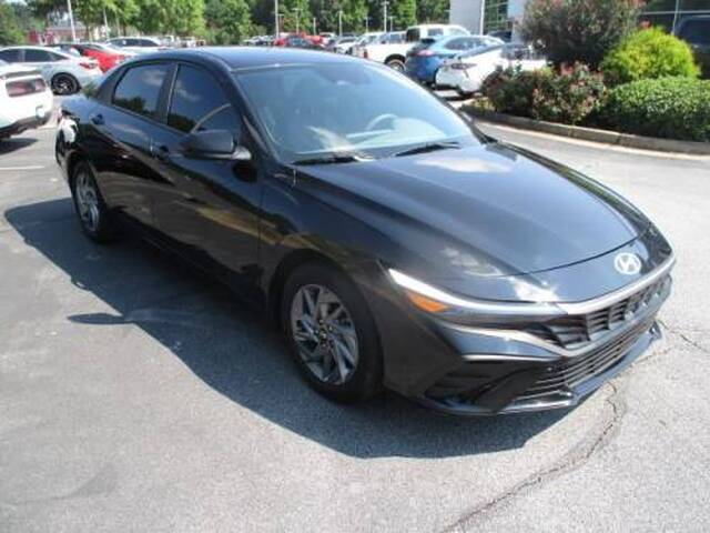 2022 Hyundai Elantra — image 2