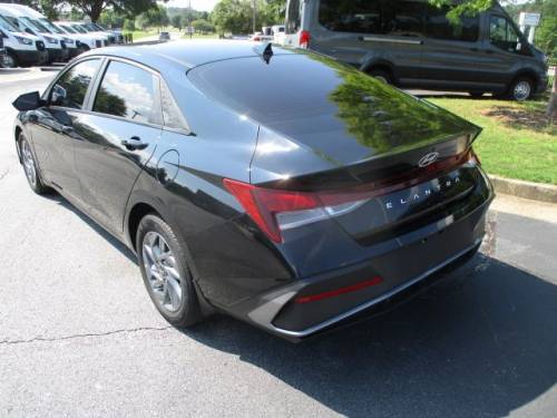 2022 Hyundai Elantra — image 3