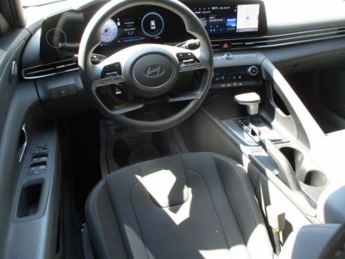 2022 Hyundai Elantra — image 4