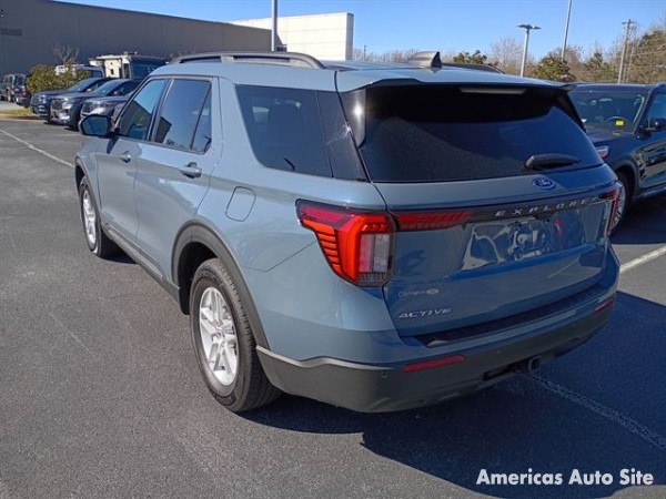2025 Ford Explorer — image 2