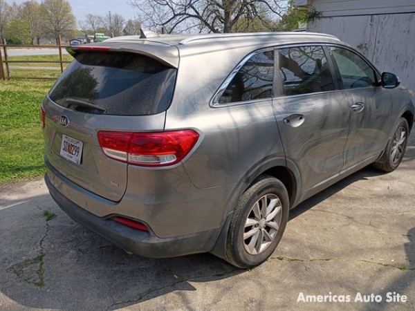 2016 Kia Sorento — image 3