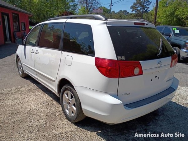 2007 Toyota Sienna — image 3