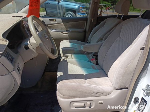 2007 Toyota Sienna — image 7