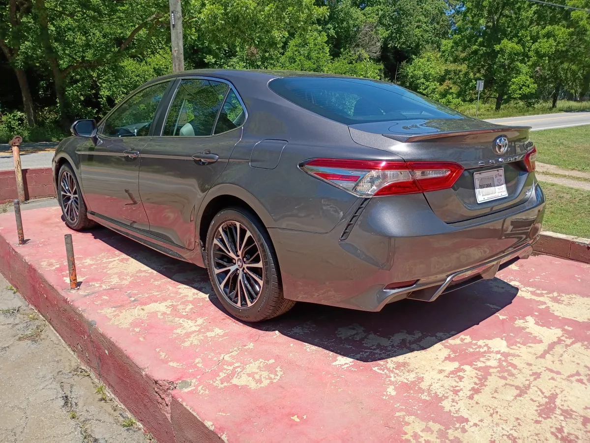 2018 Toyota Camry — image 2