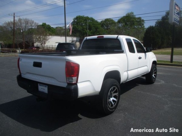 2017 Toyota Tacoma — image 2