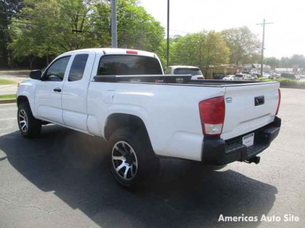 2017 Toyota Tacoma — image 3