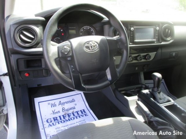 2017 Toyota Tacoma — image 4