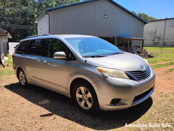 2013 Toyota Sienna — image 2