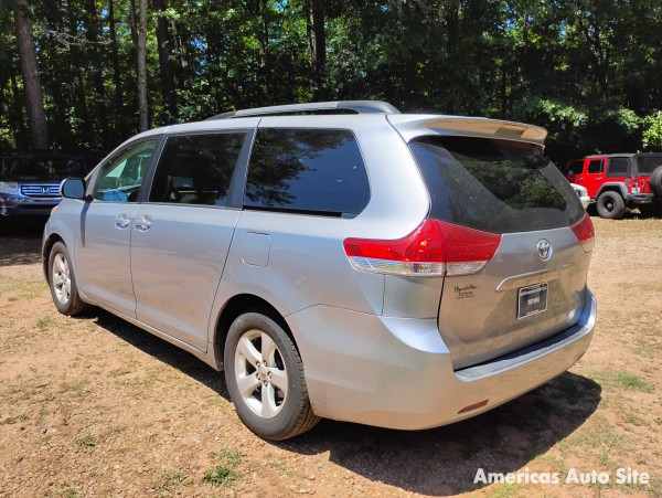 2013 Toyota Sienna — image 3