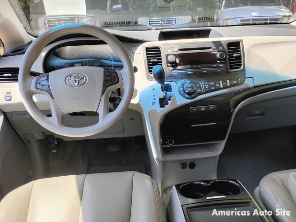 2013 Toyota Sienna — image 4