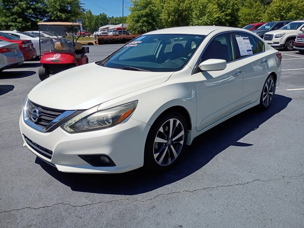 2017 Nissan Altima — image 2