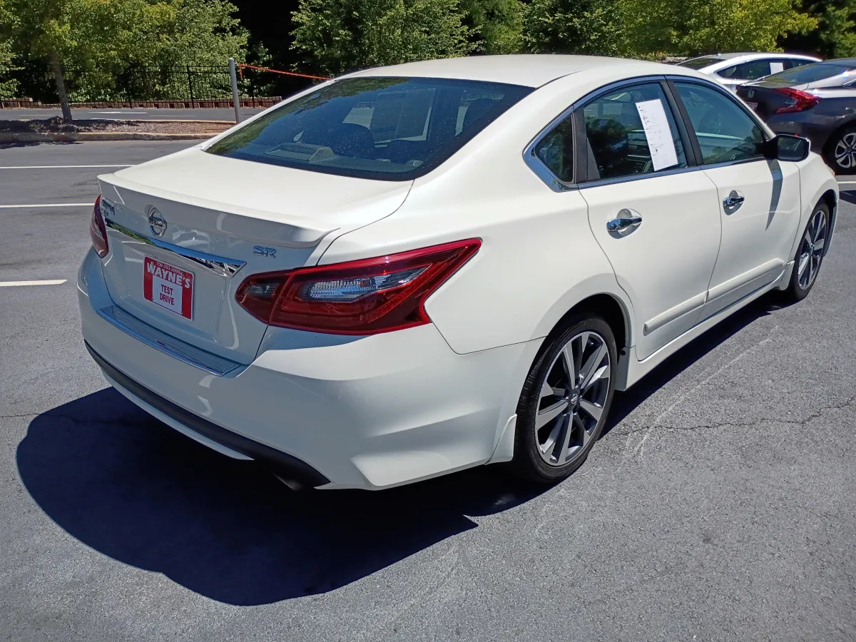 2017 Nissan Altima — image 3