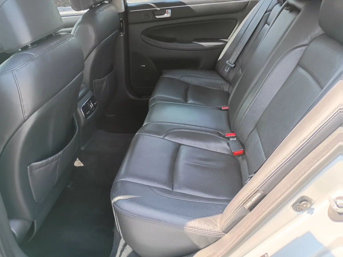 2012 Hyundai Genesis — image 5