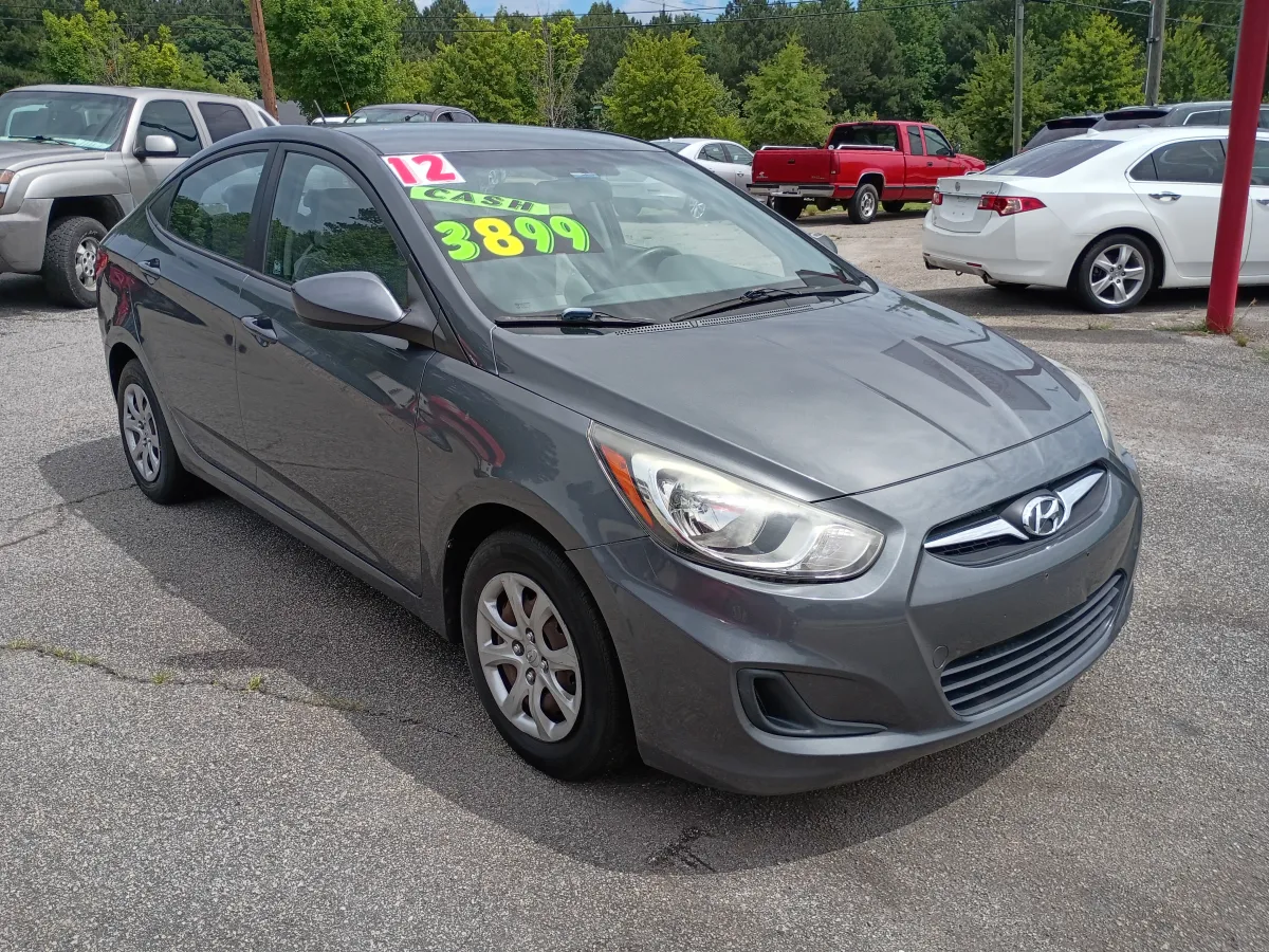 2012 Hyundai Accent — image 2