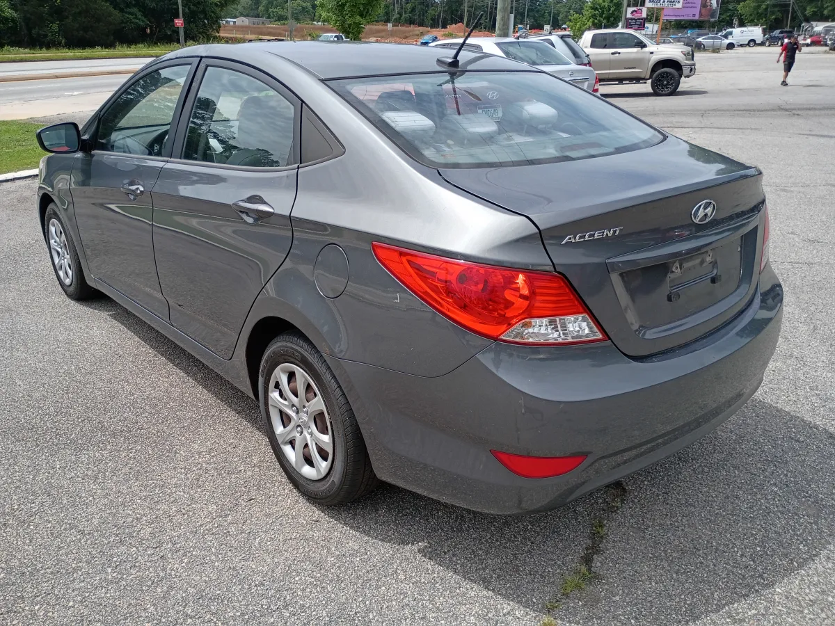 2012 Hyundai Accent — image 3