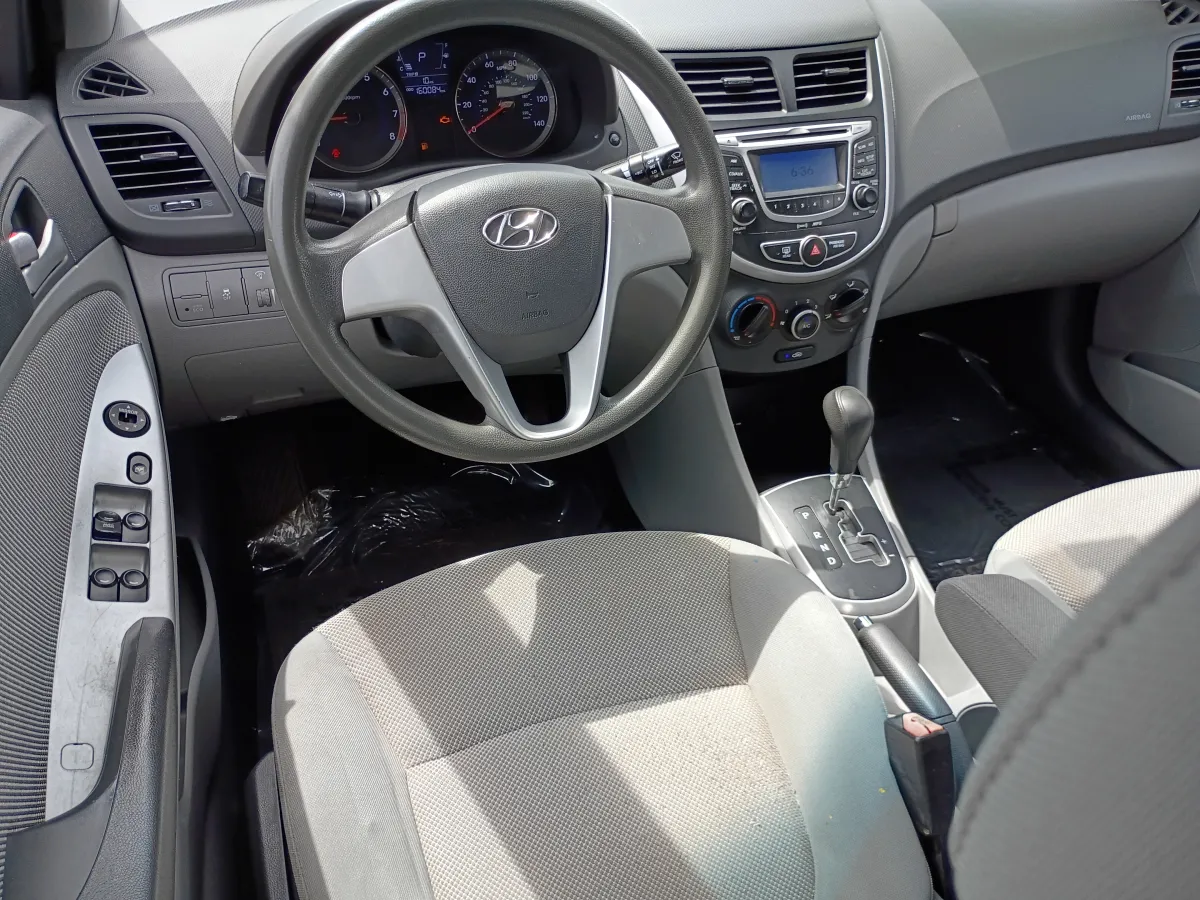 2012 Hyundai Accent — image 4