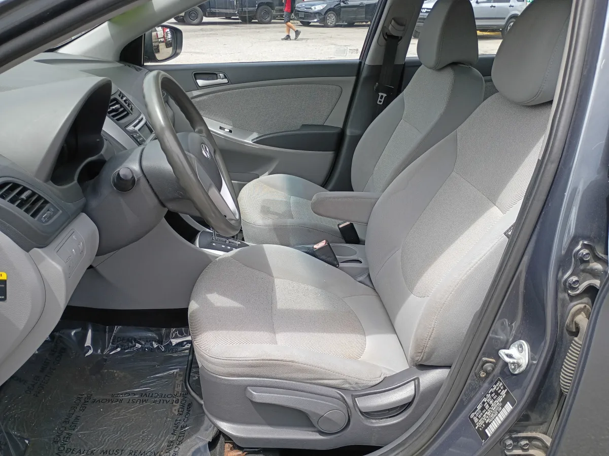 2012 Hyundai Accent — image 6
