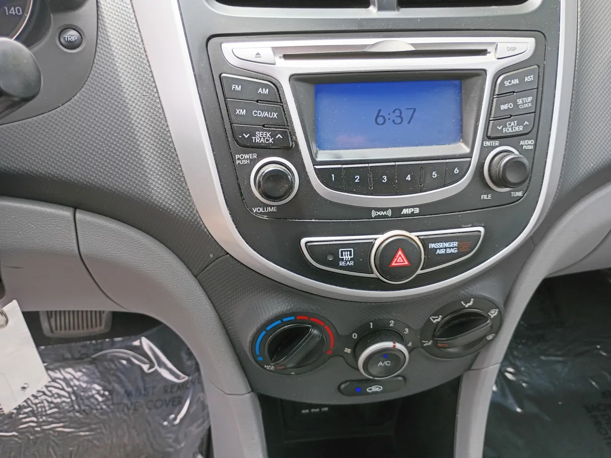 2012 Hyundai Accent — image 8