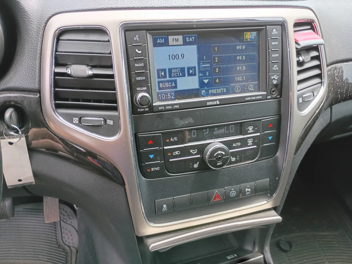 2011 Jeep Grand Cherokee — image 8