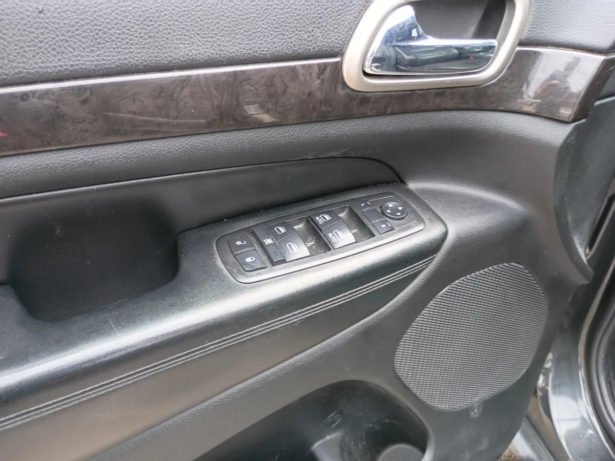 2011 Jeep Grand Cherokee — image 9